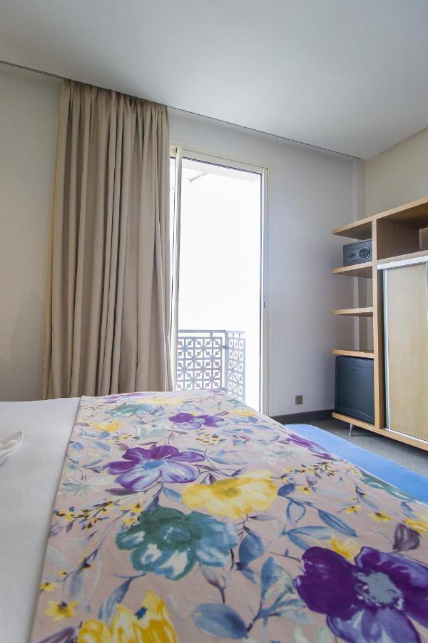 Mandarin Palace Hotel & Spa Танжер Екстериор снимка A bedroom in a student residence hall