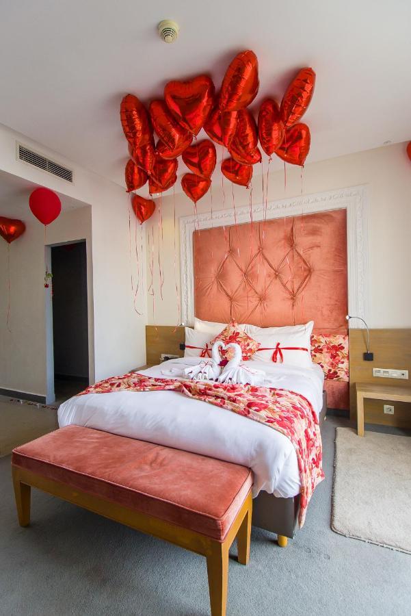 Mandarin Palace Hotel & Spa Танжер Екстериор снимка A bedroom decorated for Valentine's Day